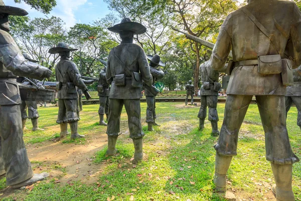 Manila, Filipinler - 4 Şubat 2018: Şehitlik Dr Jose Rizal Rizal Park, Manila'deki büyük metal heykeller
