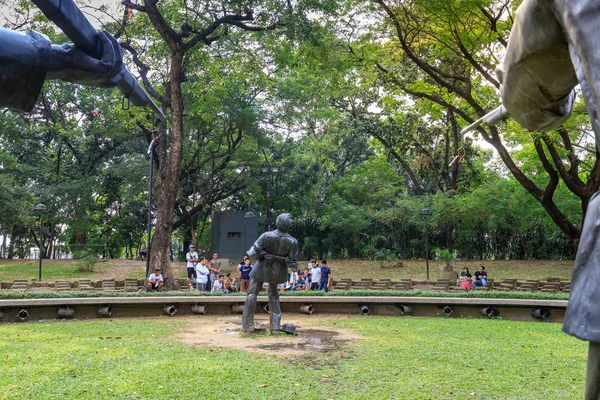 Manila, Filipinler - 4 Şubat 2018: Şehitlik Dr Jose Rizal Rizal Park, Manila'deki büyük metal heykeller