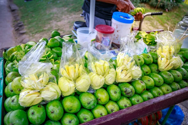 Manila Philippines Feb 2018 Street Food Vendor Slices Fresh Green — Stock Photo, Image