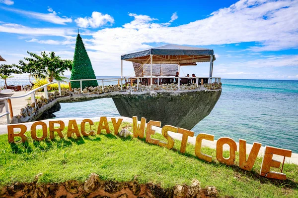 Boracay, Filipinler - 18 Kasım 2017: Tabela, Batı Cove Filipin Boracay Adası ünlü dönüm noktası olan Resort,