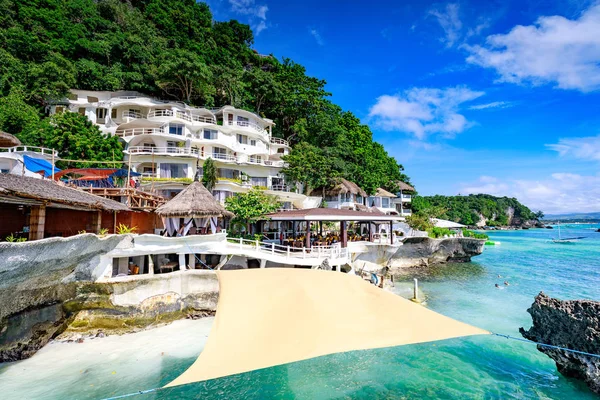 Boracay, Filipinler - 18 Kasım 2017: Batı Cove Resort Boracay Adası ünlü dönüm noktası Filipin olan tropikal deniz, çevreleyen