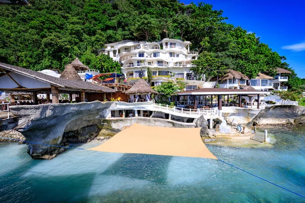 Boracay, Filipinler - 18 Kasım 2017: Batı Cove Resort Boracay Adası ünlü dönüm noktası Filipin olan tropikal deniz, çevreleyen