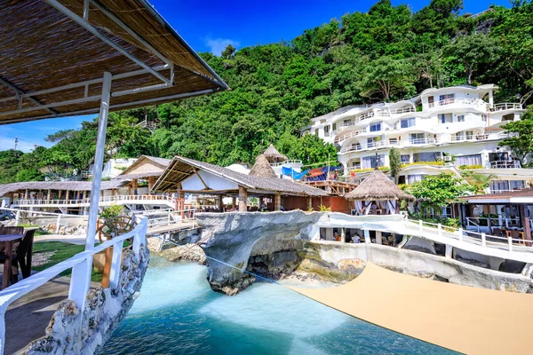 Boracay, Filipinler - 18 Kasım 2017: Batı Cove Resort Boracay Adası ünlü dönüm noktası Filipin olan tropikal deniz, çevreleyen