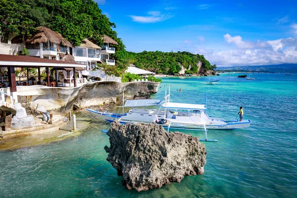 Boracay, Filipinler - 18 Kasım 2017: Batı Cove Resort Boracay Adası ünlü dönüm noktası Filipin olan tropikal deniz, çevreleyen