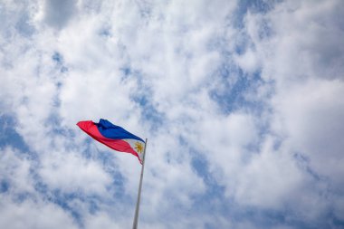 Mavi gökyüzü karşı kutup Filipin bayrağı