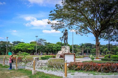 Manila, Filipinler - 4 Şubat 2018: San Lorenzo Ruiz de Manila heykel Manila şehrinde Rizal Parkı yakınındaki
