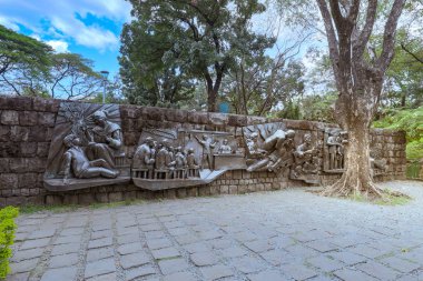 Manila, Filipinler - 4 Şubat 2018: Şehitlik Dr Jose Rizal duvar metal heykeller Rizal Park, Manila