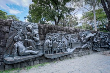 Manila, Filipinler - 4 Şubat 2018: Şehitlik Dr Jose Rizal duvar metal heykeller Rizal Park, Manila