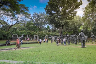 Manila, Filipinler - 4 Şubat 2018: Şehitlik Dr Jose Rizal Rizal Park, Manila'deki büyük metal heykeller