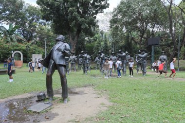 Manila, Filipinler - 4 Şubat 2018: Şehitlik Dr Jose Rizal Rizal Park, Manila'deki büyük metal heykeller