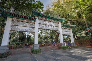 Manila, Filipinler - 4 Şubat 2018: Ali rıza Park, Filipinler Çin bahçe kapısına. Yazıt: Giriş Çin'e