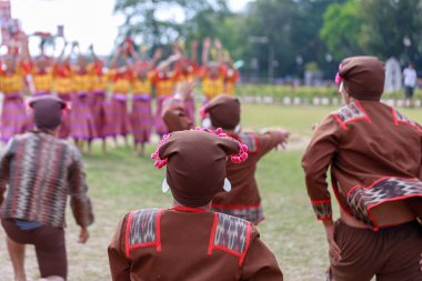 Manila, Filipinler - 4 Şubat 2018: Ali rıza Park Manila City Filipinler geleneksel kostüm giyen öğrenci dansçı.