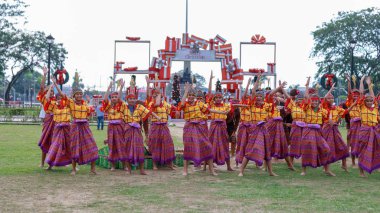 Manila, Filipinler - 4 Şubat 2018: Ali rıza Park Manila City Filipinler geleneksel kostüm giyen öğrenci dansçı.