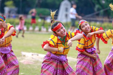 Manila, Filipinler - 4 Şubat 2018: Ali rıza Park Manila City Filipinler geleneksel kostüm giyen öğrenci dansçı.