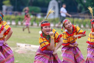 Manila, Filipinler - 4 Şubat 2018: Ali rıza Park Manila City Filipinler geleneksel kostüm giyen öğrenci dansçı.