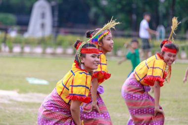 Manila, Filipinler - 4 Şubat 2018: Ali rıza Park Manila City Filipinler geleneksel kostüm giyen öğrenci dansçı.