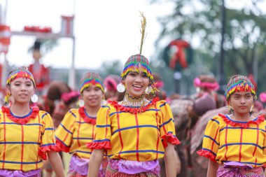 Manila, Filipinler - 4 Şubat 2018: Ali rıza Park Manila City Filipinler geleneksel kostüm giyen öğrenci dansçı.