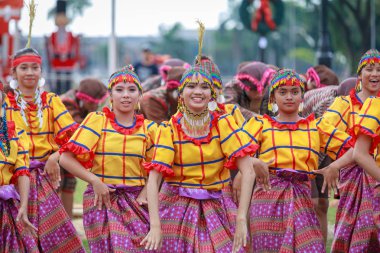 Manila, Filipinler - 4 Şubat 2018: Ali rıza Park Manila City Filipinler geleneksel kostüm giyen öğrenci dansçı.