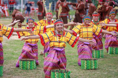 Manila, Filipinler - 4 Şubat 2018: Ali rıza Park Manila City Filipinler geleneksel kostüm giyen öğrenci dansçı.