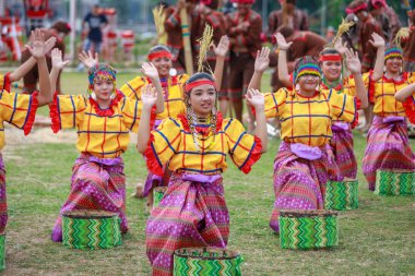 Manila, Filipinler - 4 Şubat 2018: Ali rıza Park Manila City Filipinler geleneksel kostüm giyen öğrenci dansçı.