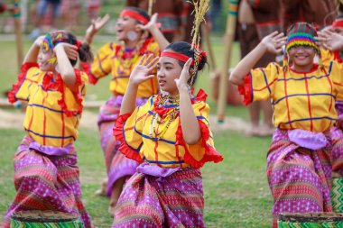 Manila, Filipinler - 4 Şubat 2018: Ali rıza Park Manila City Filipinler geleneksel kostüm giyen öğrenci dansçı.
