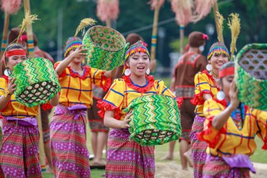 Manila, Filipinler - 4 Şubat 2018: Ali rıza Park Manila City Filipinler geleneksel kostüm giyen öğrenci dansçı.