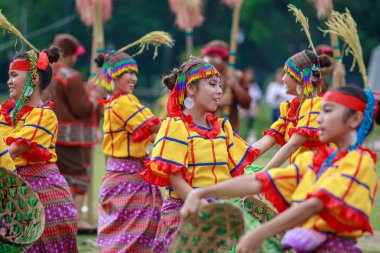 Manila, Filipinler - 4 Şubat 2018: Ali rıza Park Manila City Filipinler geleneksel kostüm giyen öğrenci dansçı.