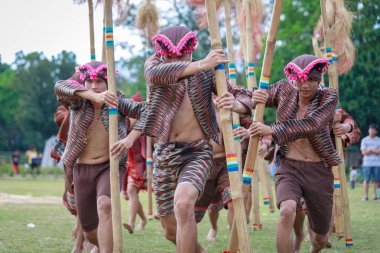 Manila, Filipinler - 4 Şubat 2018: Ali rıza Park Manila City Filipinler geleneksel kostüm giyen öğrenci dansçı.