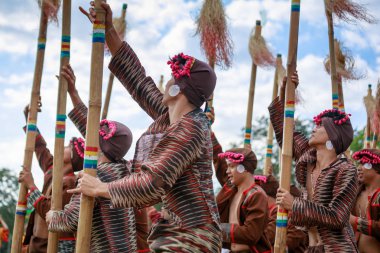Manila, Filipinler - 4 Şubat 2018: Ali rıza Park Manila City Filipinler geleneksel kostüm giyen öğrenci dansçı.