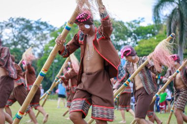 Manila, Filipinler - 4 Şubat 2018: Ali rıza Park Manila City Filipinler geleneksel kostüm giyen öğrenci dansçı.