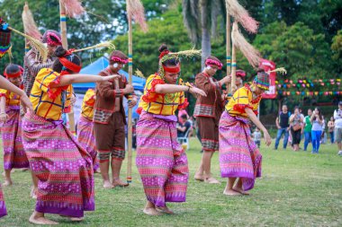 Manila, Filipinler - 4 Şubat 2018: Ali rıza Park Manila City Filipinler geleneksel kostüm giyen öğrenci dansçı.