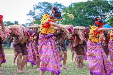 Manila, Filipinler - 4 Şubat 2018: Ali rıza Park Manila City Filipinler geleneksel kostüm giyen öğrenci dansçı.