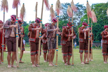 Manila, Filipinler - 4 Şubat 2018: Ali rıza Park Manila City Filipinler geleneksel kostüm giyen öğrenci dansçı.