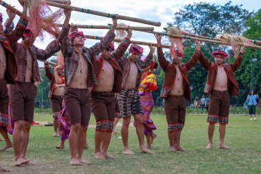 Manila, Filipinler - 4 Şubat 2018: Ali rıza Park Manila City Filipinler geleneksel kostüm giyen öğrenci dansçı.