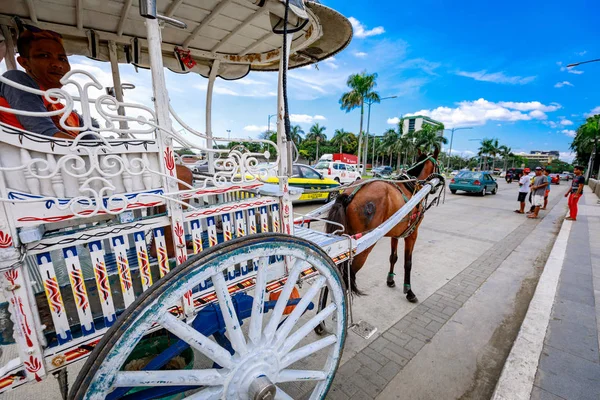 Manila, Filipinler - 4 Şubat 2018: Arabanın içinde Intramuros, Manila, Filipinler at. Intramuros en eski bölgesi ve tarihi çekirdek Manila Filipinler başkenti olduğunu.