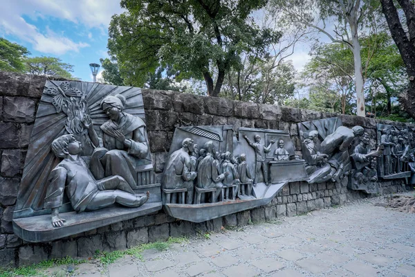 Manila, Filipinler - 4 Şubat 2018: Şehitlik Dr Jose Rizal duvar metal heykeller Rizal Park, Manila