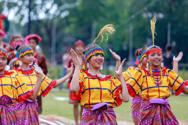 マニラ フィリピン 2018 学生ダンサー マニラのリサール公園でフィリピンの伝統的な衣装を着ています — ストック写真