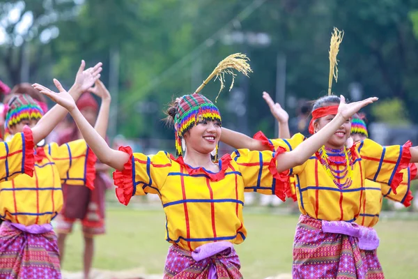 菲律宾马尼拉 2018年2月4日 马尼拉 Rizal 公园身穿菲律宾传统服装的学生舞蹈家 — 图库照片