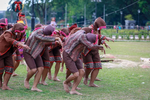 Manila Filipinas Fevereiro 2018 Dançarina Estudante Vestindo Trajes Tradicionais Das — Fotografia de Stock