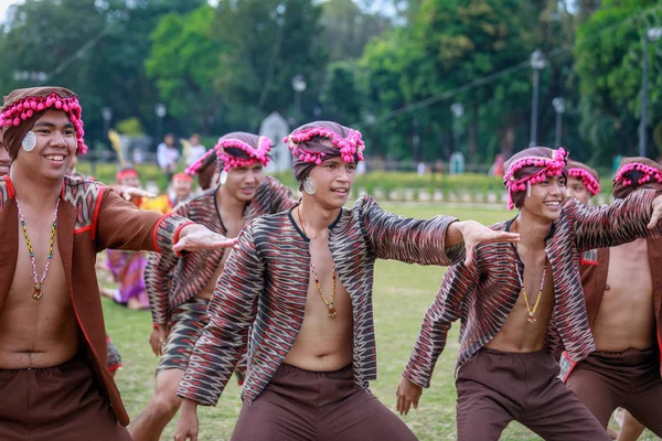 Manila, Filipinler - 4 Şubat 2018: Ali rıza Park Manila City Filipinler geleneksel kostüm giyen öğrenci dansçı.