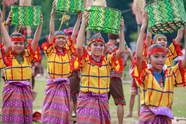 Manila, Filipinler - 4 Şubat 2018: Ali rıza Park Manila City Filipinler geleneksel kostüm giyen öğrenci dansçı.