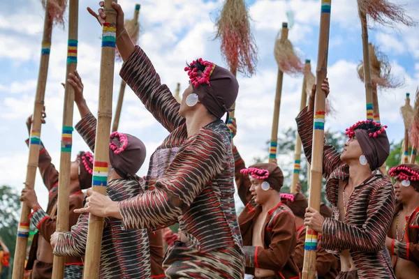Manila, Filipinler - 4 Şubat 2018: Ali rıza Park Manila City Filipinler geleneksel kostüm giyen öğrenci dansçı.