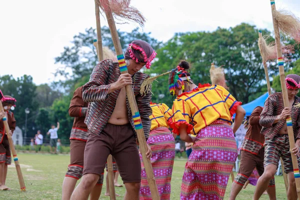 Manila, Filipinler - 4 Şubat 2018: Ali rıza Park Manila City Filipinler geleneksel kostüm giyen öğrenci dansçı.