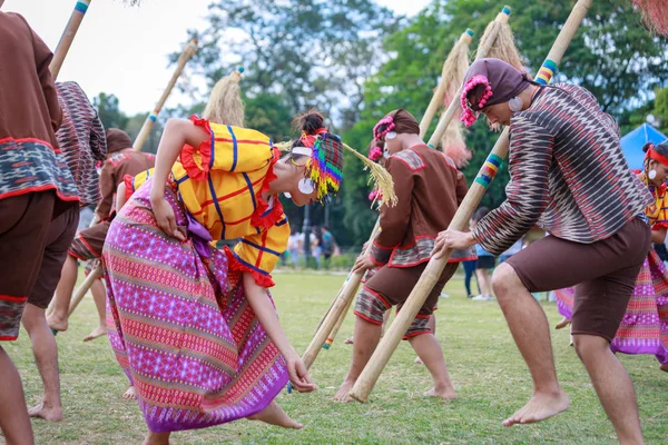 Manila, Filipinler - 4 Şubat 2018: Ali rıza Park Manila City Filipinler geleneksel kostüm giyen öğrenci dansçı.