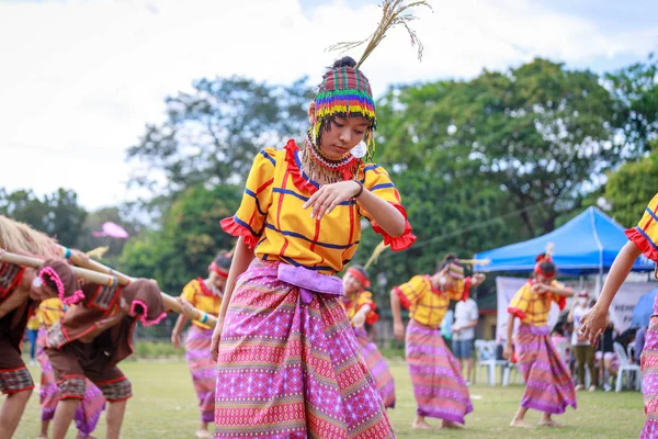 Manila, Filipinler - 4 Şubat 2018: Ali rıza Park Manila City Filipinler geleneksel kostüm giyen öğrenci dansçı.