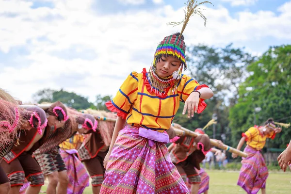 Manila, Filipinler - 4 Şubat 2018: Ali rıza Park Manila City Filipinler geleneksel kostüm giyen öğrenci dansçı.