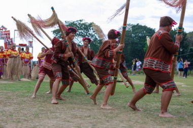 Manila, Filipinler - 4 Şubat 2018: Ali rıza Park Manila City Filipinler geleneksel kostüm giyen öğrenci dansçı.