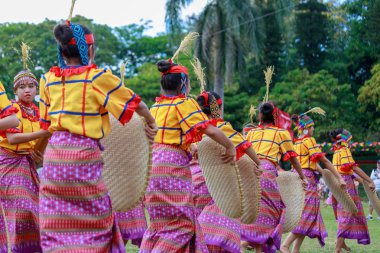 Manila, Filipinler - 4 Şubat 2018: Ali rıza Park Manila City Filipinler geleneksel kostüm giyen öğrenci dansçı.
