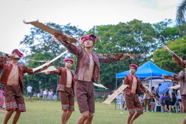 Manila, Filipinler - 4 Şubat 2018: Ali rıza Park Manila City Filipinler geleneksel kostüm giyen öğrenci dansçı.