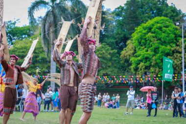 Manila, Filipinler - 4 Şubat 2018: Ali rıza Park Manila City Filipinler geleneksel kostüm giyen öğrenci dansçı.